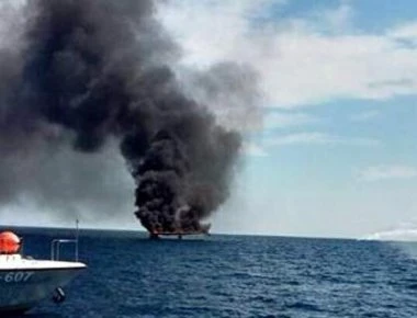 Στις φλόγες ιστιοφόρο μεταξύ Μεγανησίου και Λευκάδας [εικόνες]